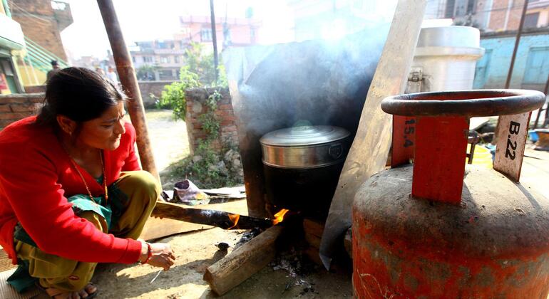 امرأة تطبخ باستخدام الحطب في كاتماندو، نيبال.